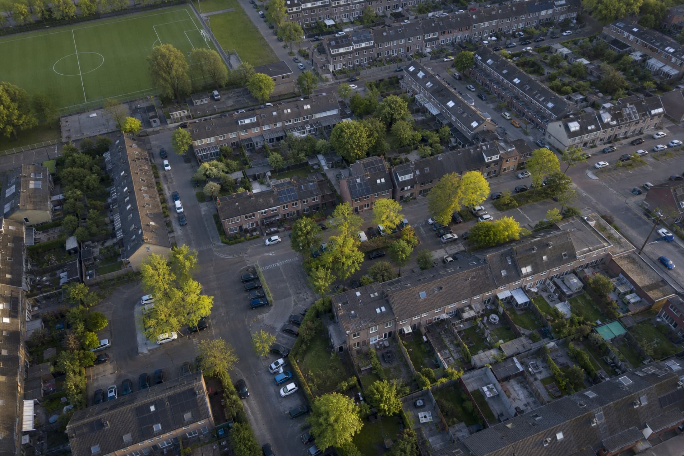 Luchtfoto van daken in een woonwijk, handig voor dakinspectie
