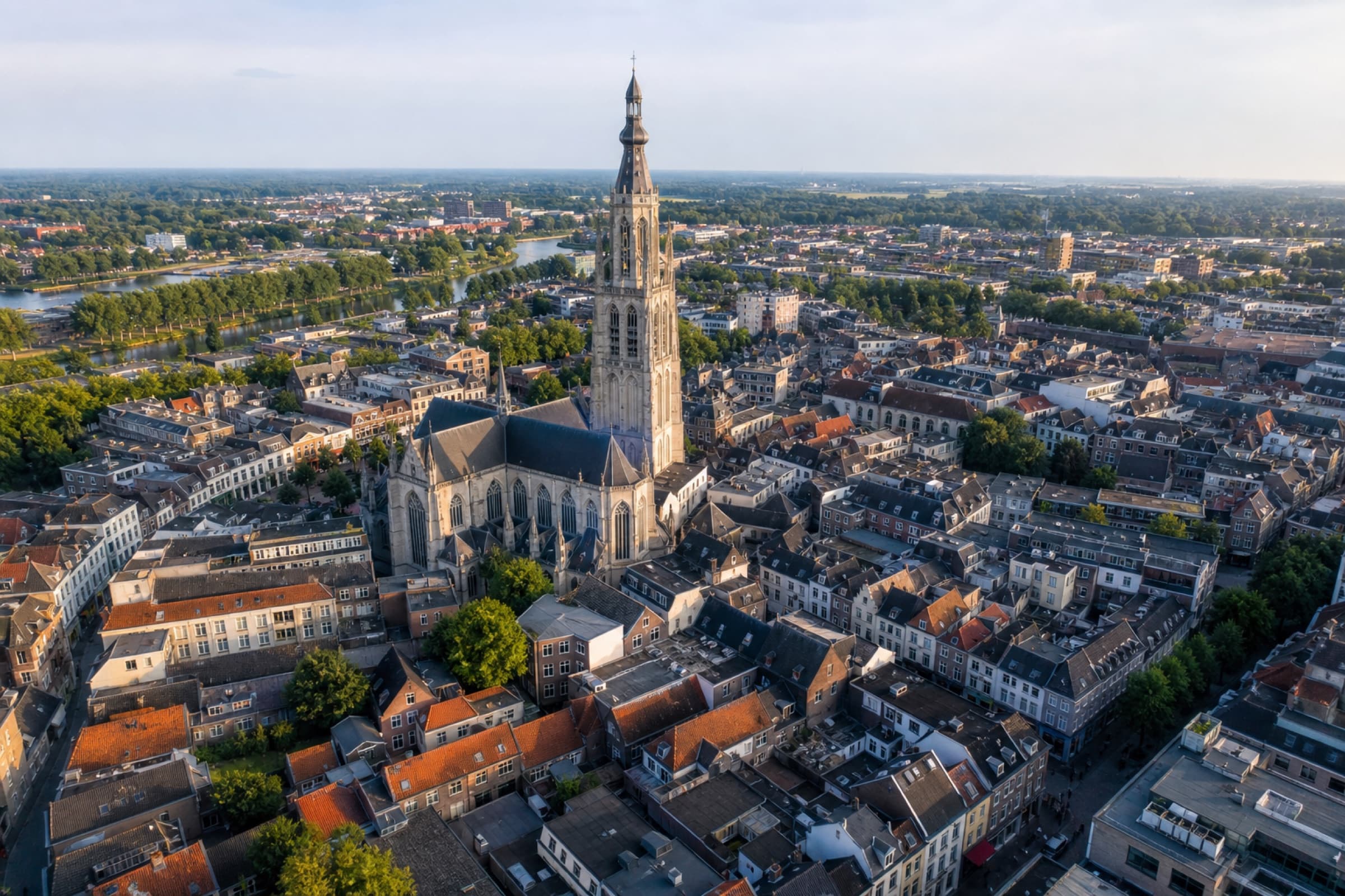 Luchtbeeld van Breda — Grote Kerk en binnenstad vanaf boven