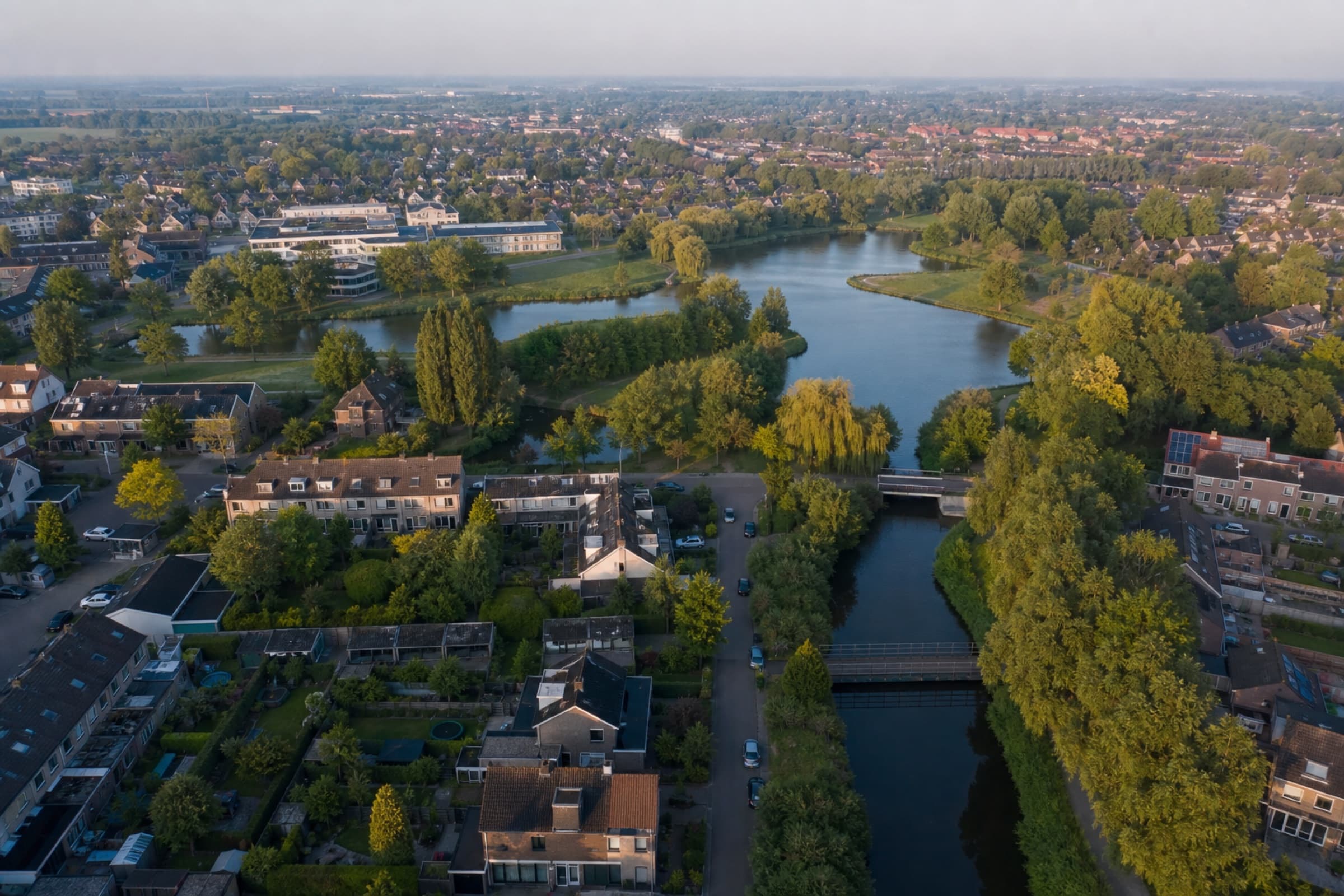Luchtbeeld van Oosterhout — water, groen en woonwijken vanaf boven